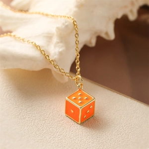 Collana minimalista dorata con ciondolo a dado arancione e numeri color oro