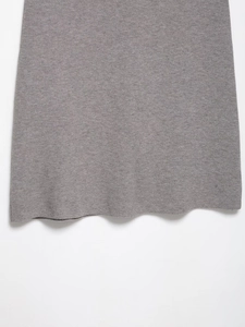 Detaillierte Nahaufnahme des grauen Strickrocks mit hochwertiger feiner Maschenstruktur