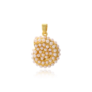 Détail d'un pendentif en forme de nautile doré serti de perles blanches fines