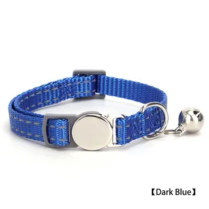 Dettaglio del collare per gatti in nylon blu scuro con striscia riflettente e campanello