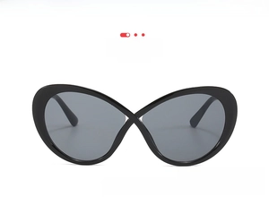 Vista frontale di occhiali da sole cat-eye oversize con montatura nera lucida e lenti grigie