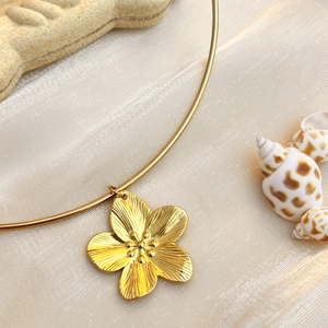 Elegante ciondolo a fiore in oro 18 carati su collana rigida con decoro in seta e conchiglia