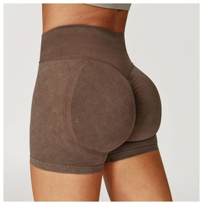 Détail du short de yoga sans couture café à taille haute et effet push-up fessier