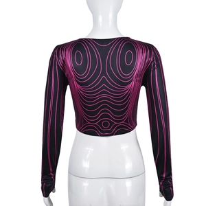 Vue arrière détaillée d'un crop top avec motifs ondulés roses sur tissu noir