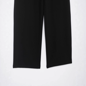 Schwarze Hose mit hoher Taille, hochwertigem Saum und feiner Strickstruktur für Damen