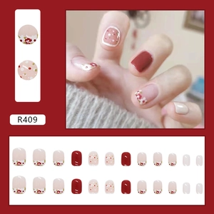 Set unghie finte riutilizzabili corte con fiori rossi e pois, kit da 24 pezzi totali