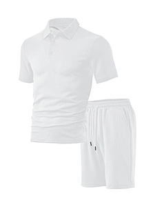 Dettaglio macro del completo casual bianco da uomo in tessuto con trama a nido d'ape