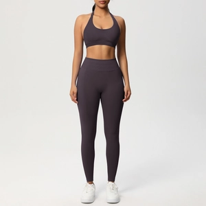 Vista frontale di set yoga viola con leggings a vita alta e reggiseno allacciato
