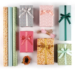 Vue à plat de papier cadeau floral et géométrique avec rubans assortis et cordelette