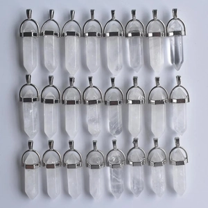Detailweergave van 24 kristallen zeshoekige hangers met zilveren metalen sluitingen