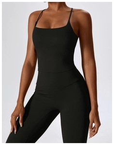Detalle de body de yoga negro de alta elasticidad con tirantes finos y tela moldeadora