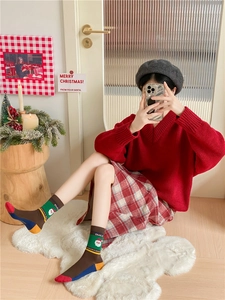Vue détaillée de chaussettes de Noël avec motifs Père Noël et texture tricotée