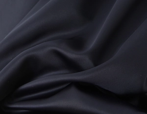Détail de la texture en satin sombre avec des plis élégants et une brillance douce