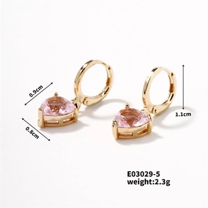 Dettaglio orecchini cuore rosa con dimensioni 0,9cm e peso del prodotto di 2,3g