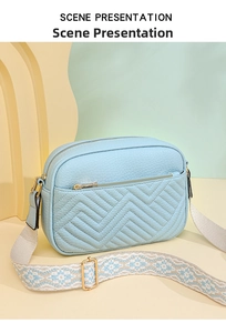 Dettaglio borsa a tracolla azzurra con trapuntatura chevron e tracolla jacquard