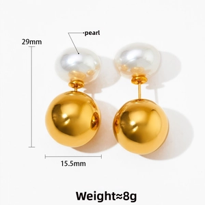 Dettaglio orecchini a doppia sfera dorata con perla superiore e misure di 29mm di altezza