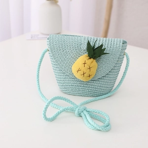 Détail du sac bandoulière en paille bleu clair avec mignonne ananas 3D et sangle tissée
