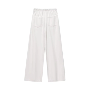 Détail du pantalon large blanc avec taille élastique et deux poches arrière