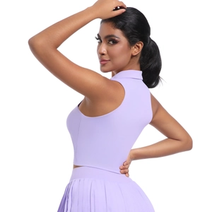 Ensemble de tennis lavande pour femmes avec gilet et jupe plissée, vue latérale sportive