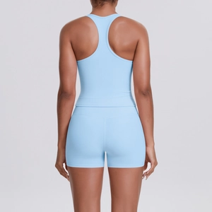 Ensemble de sport bleu clair avec haut dos nageur et short taille haute pour le yoga