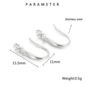 Detailansicht silberner Edelstahl-Ohrhaken mit Abmessungen von 15,5 mm x 11 mm