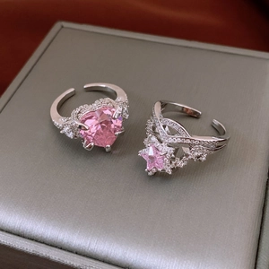 Detailaufnahme der herz- und sternförmigen rosa Zirkonia-Ringe in Silberoptik