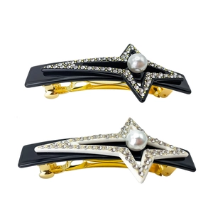 Elegante pinza de pelo dorada con perlas de estrella y diamantes brillantes en fondo blanco