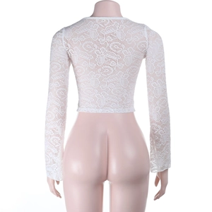 Détail du dos de ce crop top blanc en dentelle à manches longues pour femmes