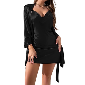 Ensemble de nuit élégant en satin noir avec robe à col en V et peignoir ceinturé assorti