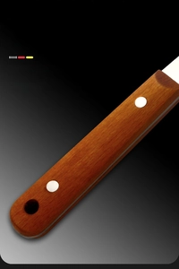 Détail d'un manche en bois ergonomique avec rivets en acier et trou de suspension