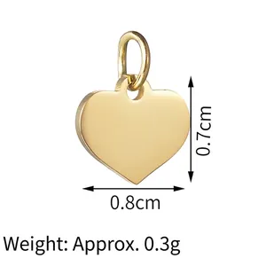 Détail d'un pendentif cœur poli plaqué or 18 carats mesurant 0,8 cm sur 0,7 cm