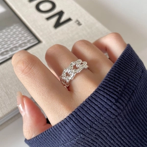 Minimalist 925 sterling silver chain ring with a layered industrial design on finger