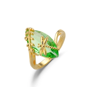 Anello con libellula in oro s925 e grande gemma verde oliva taglio marquise su bianco