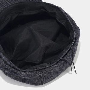 Gorra de repartidor gris a cuadros de estilo británico con forro negro y cordón ajustable