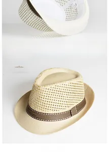 Détail de chapeau de paille beige à maille évidée avec étiquette de taille et texture tissée