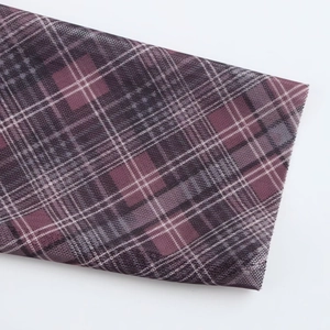 Primer plano de tela de malla plisada con diseño de cuadros morado y burdeos y textura