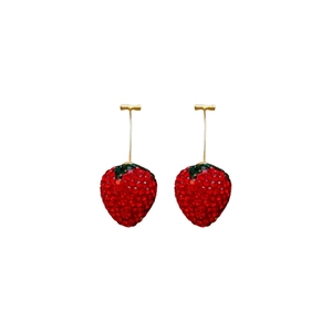 Boucles d'oreilles fraise scintillantes avec cristaux rouges et détails dorés chic