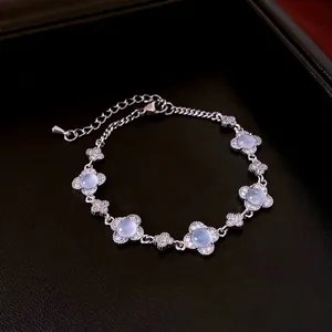 Bracciale a fiori in argento con opale azzurro e pietre di zircone bianche