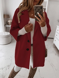 Détail d'un manteau en laine rouge avec boutons et revers de style selfie miroir