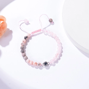 Detail von Perlenarmband mit Rosa Zebrastein und 100 Sprachen Liebe Projektionsperle