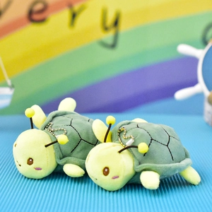 Close-up van twee schattige schildpad-bij pluche hangers met zachte groene schilden