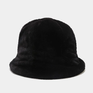 Détail de la texture pelucheuse noire douce et du bord rond de ce chapeau d'hiver