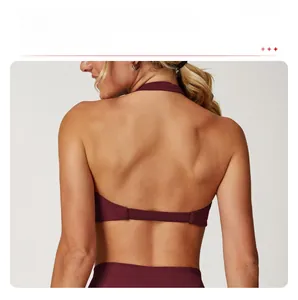Détail du soutien-gorge de yoga bordeaux avec design dos nu et tissu en maille sans couture