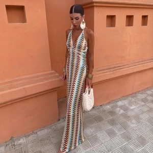 Robe longue en maille sans manches avec motifs en zigzag colorés et col en V dos nu