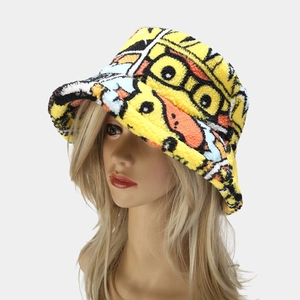 Detailansicht eines gelben Plüsch-Anglerhuts mit Cartoon-Motiven und weicher Textur