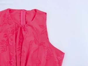 Détail de la robe rose fuchsia à fleurs jacquard avec fermeture éclair invisible