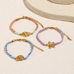 Bracelets en corde de coton colorée avec breloques coquillage et fleur en or 18K