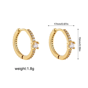 Vue détaillée des dimensions de créoles en or 18K avec croix en zircon et diamètre de 17mm