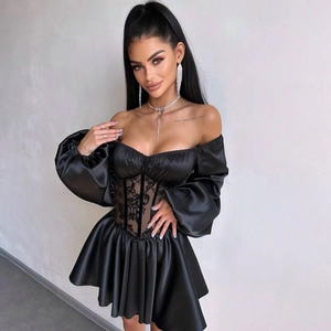 Mini robe élégante en satin noir à épaules dénudées avec corset en dentelle fine