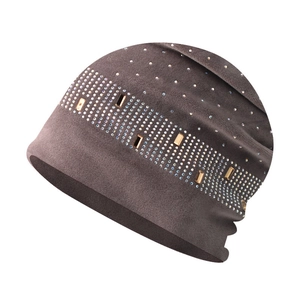 Détail du bonnet en maille chenille marron moka avec strass et paillettes dorées